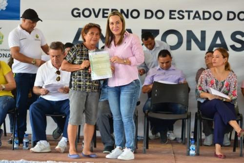 Moradores de Barreirinha recebem títulos de terra e crédito rural do Governo do Estado