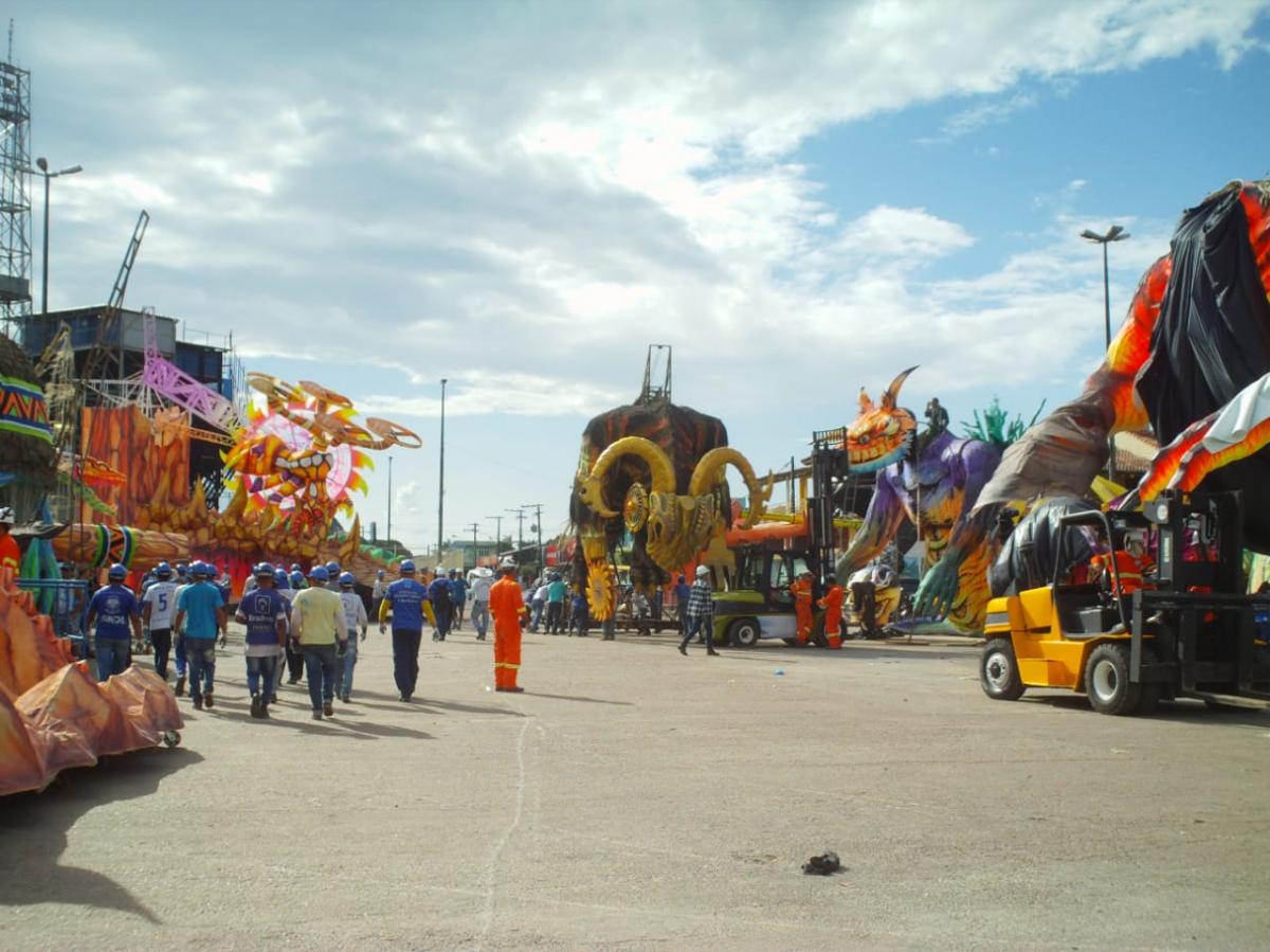 Bumbás montam alegorias na concentração do Bumbódromo para a disputa de 2018 Bumbás montam alegorias na concentração do Bumbódromo para a disputa de 2018
