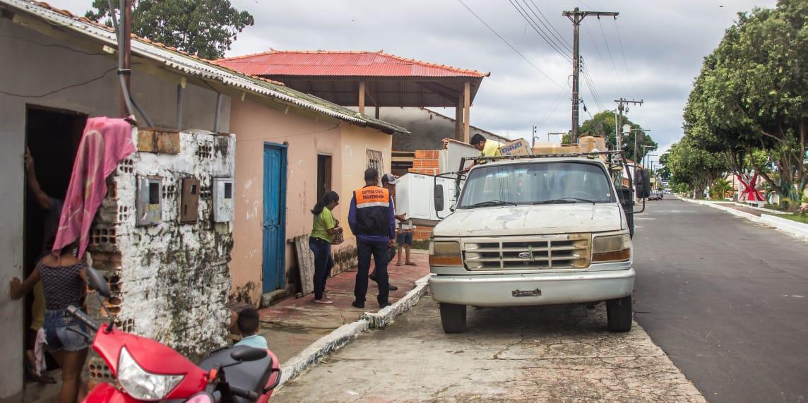 Defesa Civil e Semasth retiram famílias de área ameaçada de erosão, na rua Armando Prado