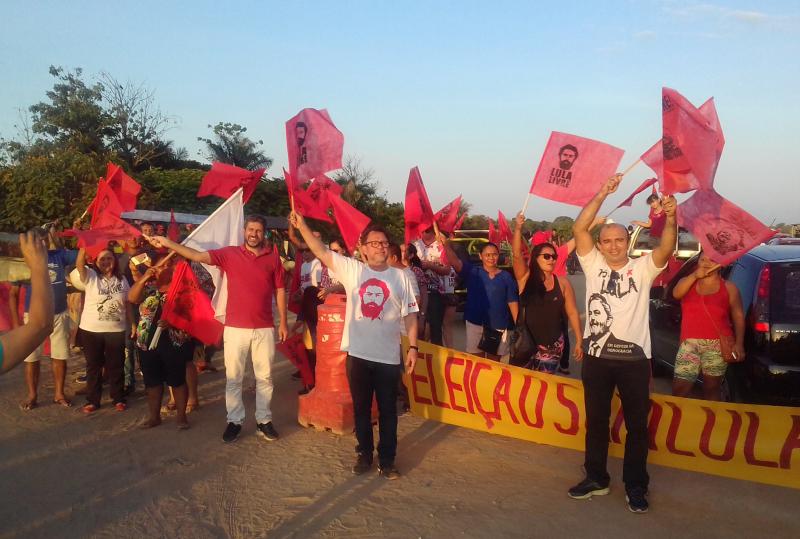 Mesmo inelegível, militantes de esquerda em Parintins comemoram candidatura de Lula    Mesmo inelegível, militantes de esquerda em Parintins comemoram candidatura de Lula