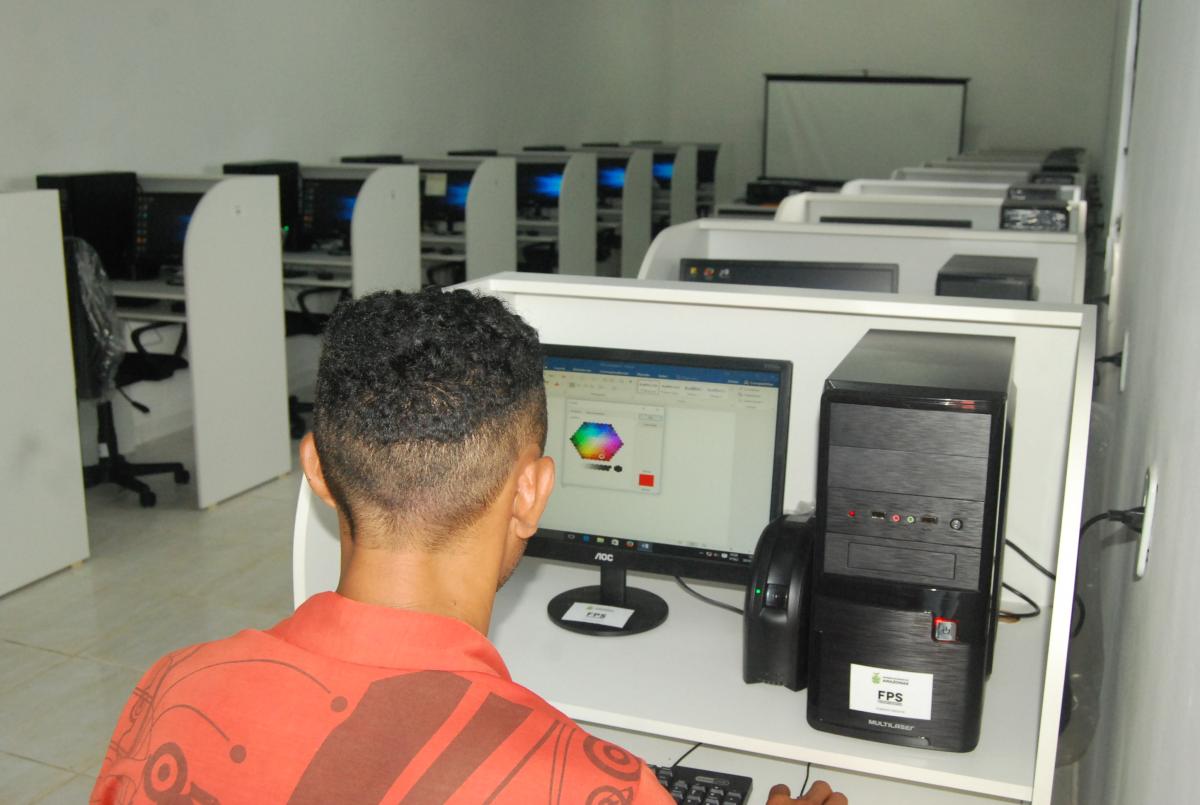 Associação do Itaúna e FPS inauguram laboratório de informática