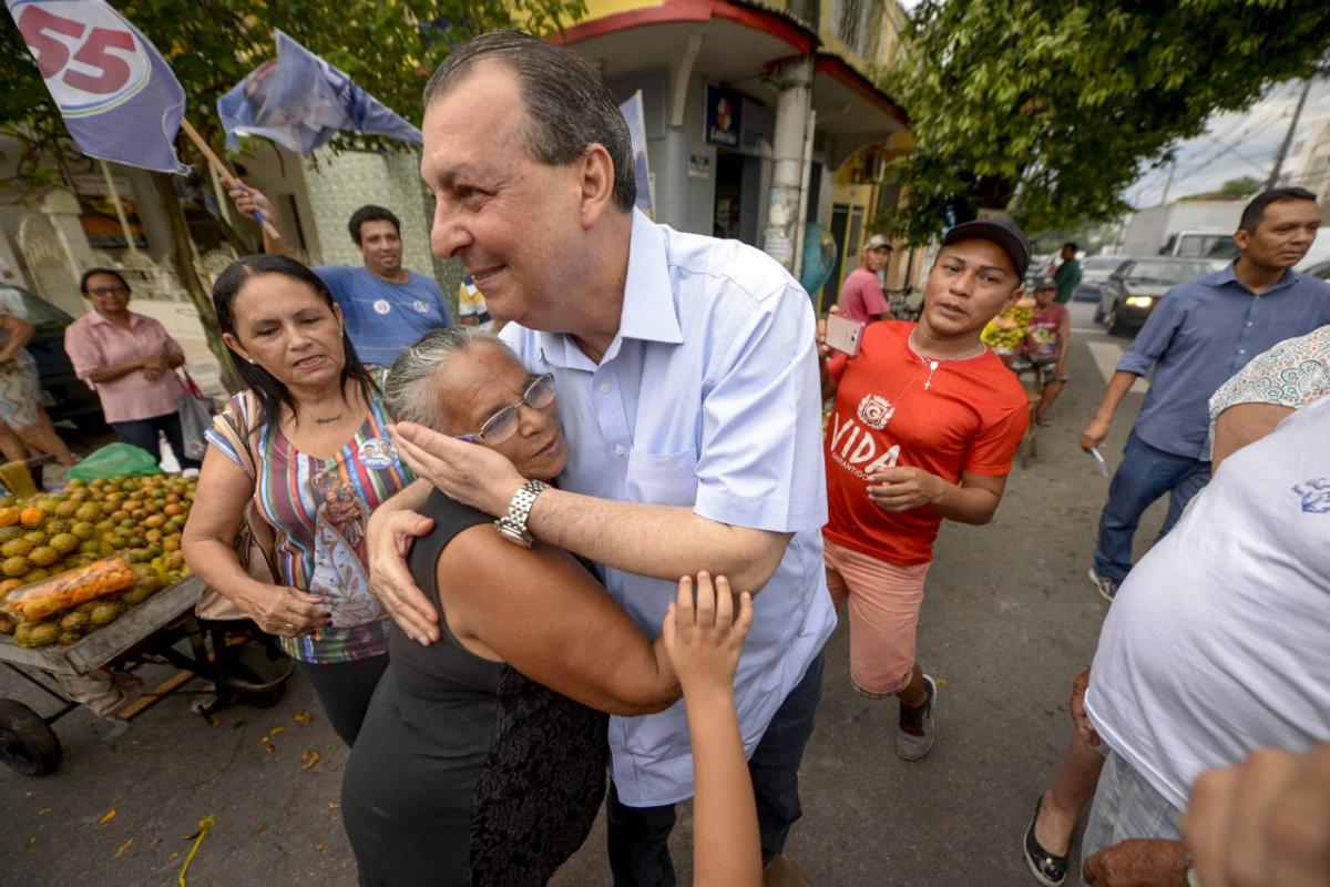 Candidato ao Governo Omar Aziz faz corpo a corpo na feira do bairro Aparecida
