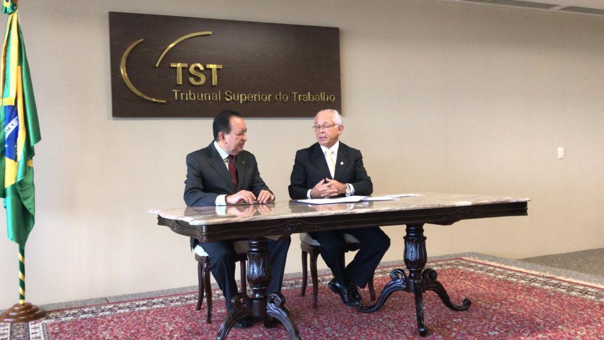 TJAM assina acordo com TST para otimizar gestão de pessoal do judiciário