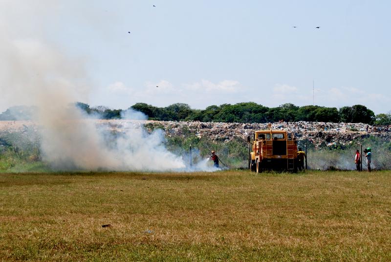 Incêndio próximo a lixeira por pouco não atingiu grandes proporções