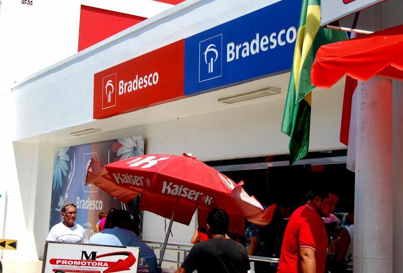 Falta de dinheiro e caixas travados irritam clientes do Bradesco em Parintins