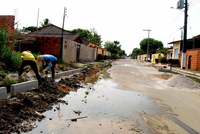 Semosp trabalha na conclusão de sarjetas e meios-fios no bairro Djard Vieira