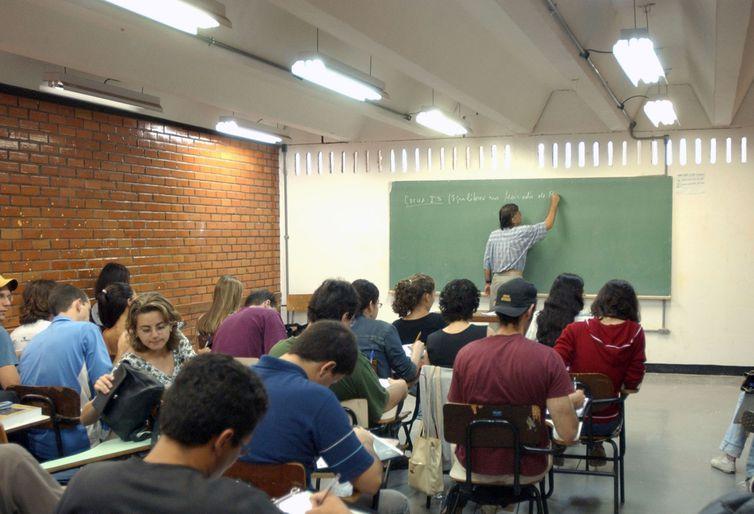 Estudantes em todo o Brasil poderão renovar o Fies até o dia 23