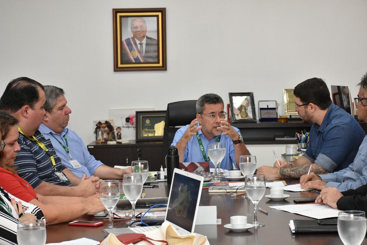 Almeida discute na UEA deficiências e aprimoramento da fiscalização