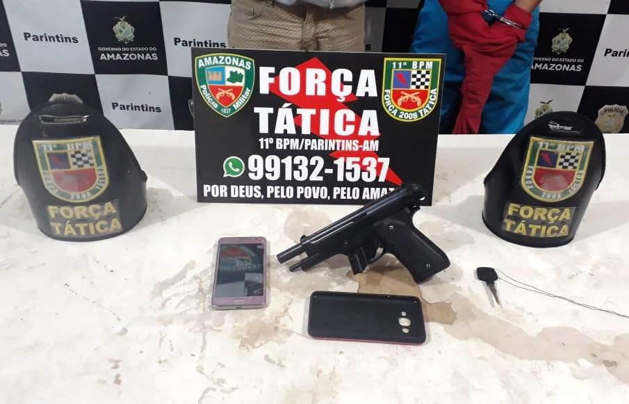 Dupla é presa com arma de fogo falsa na área da 