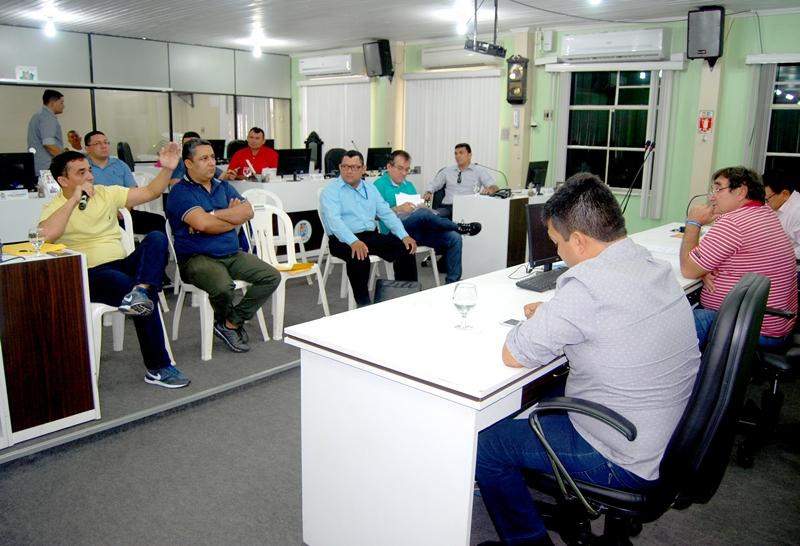 Empresários se comprometem em refazer os cálculos na tentativa de diminuir o preço da gasolina