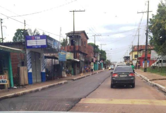 Em Iranduba recapeamento asfáltico feito pela metade  