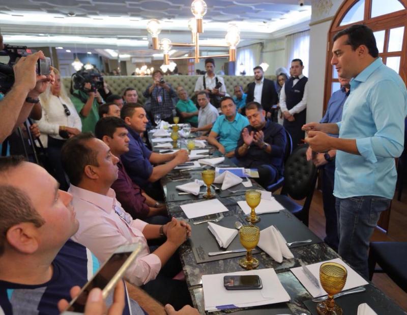 Governador eleito reúne com 51 prefeitos para discutir as prioridades dos municípios  