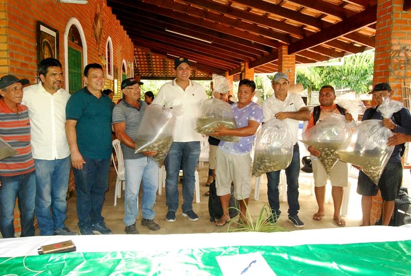 Bi Garcia entrega cem mil alevinos e assegura mais investimento para o setor primário em 2019