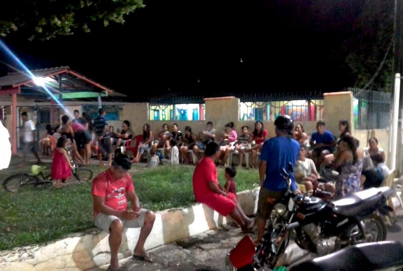 Pais formam filas para garantir matrícula dos filhos na Rede Municipal de Educação em Parintins