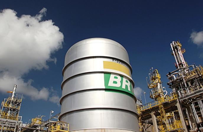 Preço da gasolina nas refinarias reduz pelo segundo dia seguido, divulga Petrobras