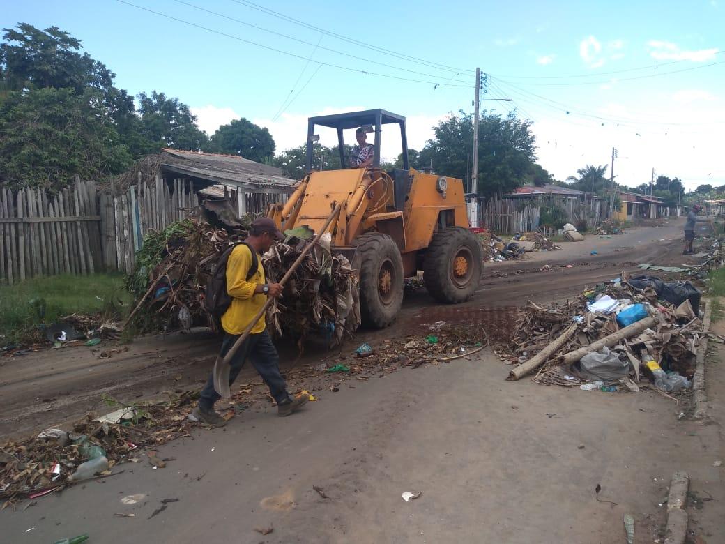 Serviço de retirada de entulho segue no bairro Paulo Corrêa