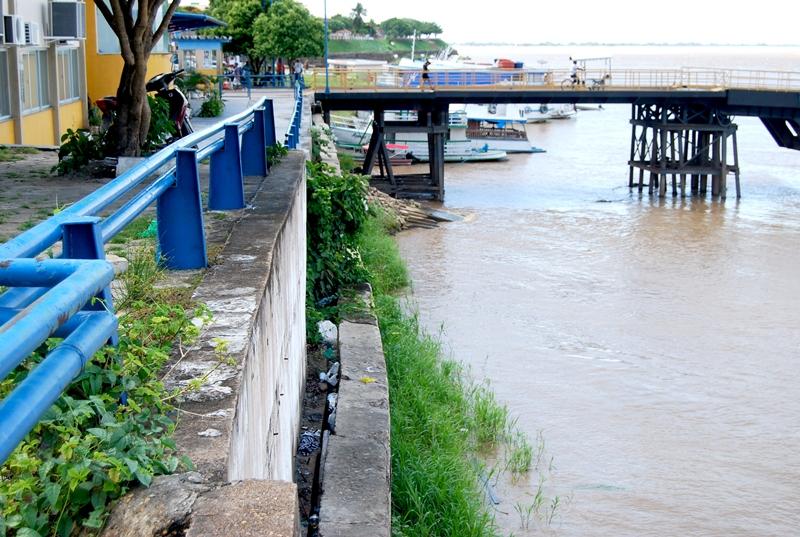 Muro de contenção do Porto de Parintins continua apresentando risco de desabar 