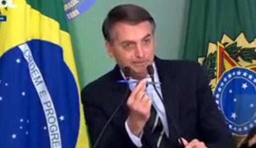 Bolsonaro assina decreto facilitando a posse de arma no Brasil