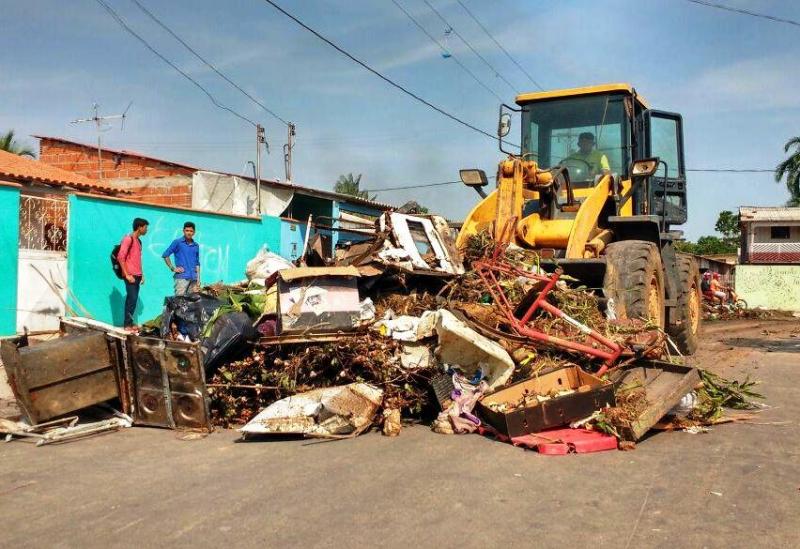 Três multas são geradas a cada dez notificações por jogar entulho na rua em Parintins