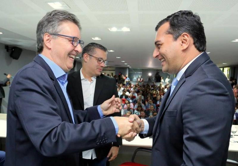 Wilson Lima anuncia aumento para servidores da educação e recuperação de escolas na capital e interior