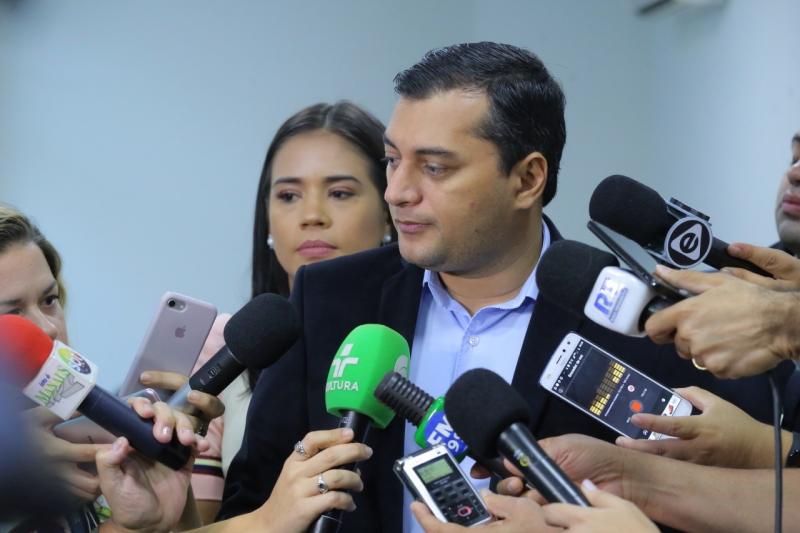 Corte de combustíveis e viagens entre as medidas para reduzir gastos, anuncia Wilson Lima
