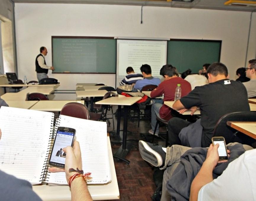 Uma em cada 3 disciplinas é dada por professor sem formação específica