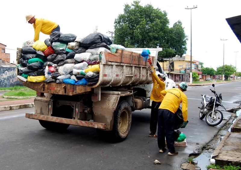 Coleta do lixo hospitalar com as próprias mãos põe risco garis em Parintins
