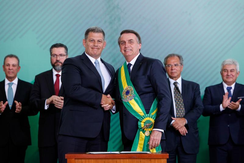 Presidente resolve afastar Carlos de questões do governo e deve manter Bebianno no cargo