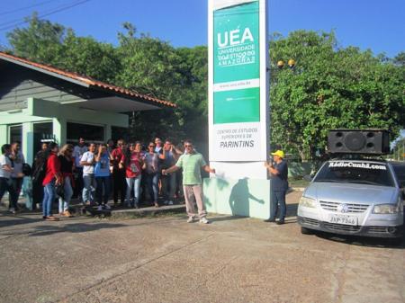 Acadêmicos, professores e funcionários da UEA em Parintins fazem manifestação na Câmara contra problemas na lixeira  