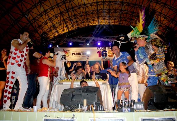 Aniversário de Parintins embalado pelas toadas de Caprichoso e Garantido
