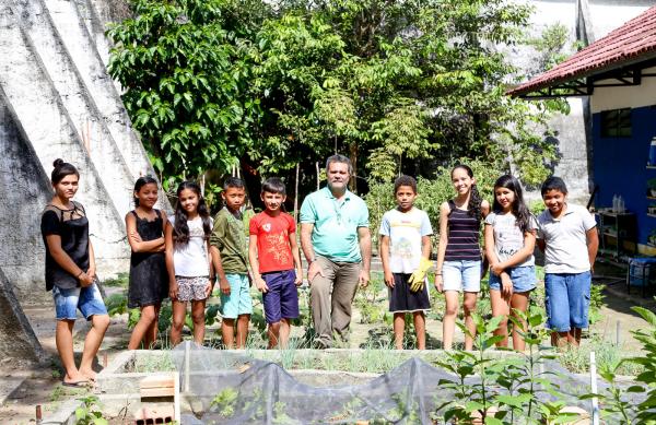 Bolsistas do PCE cultivam horta orgânica em ambiente escolar