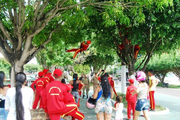 Bombeiros Mirins realizam competição de técnicas operacionais no Dia das Crianças