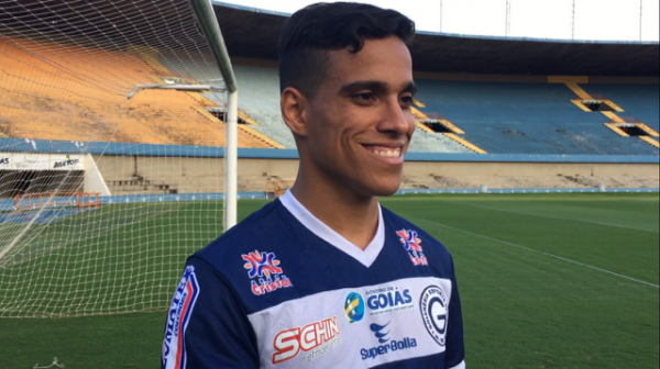 Brasileiro conquista prêmio de gol mais bonito de 2015 e supera Messi