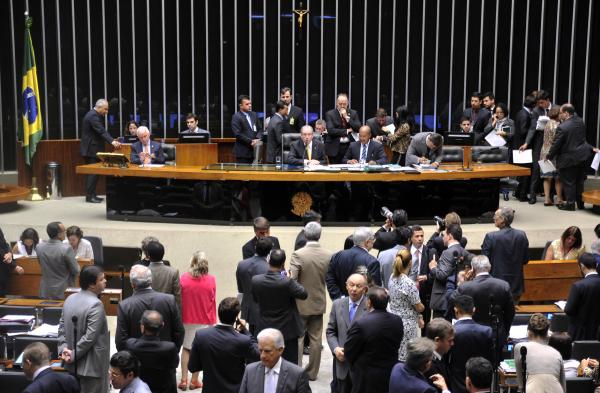 Câmara aprova redução de salário de presidente da República e ministros