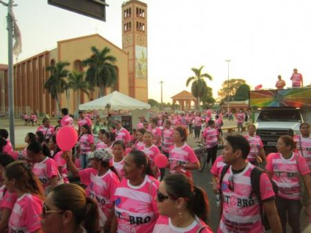 Caminhada finaliza campanha Outubro Rosa em Parintins