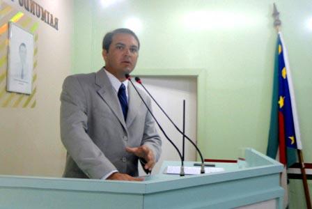 Carbrás deixa Prefeitura inadimplente e Parintins perde R$ 3 milhões em convênios, denuncia vereador