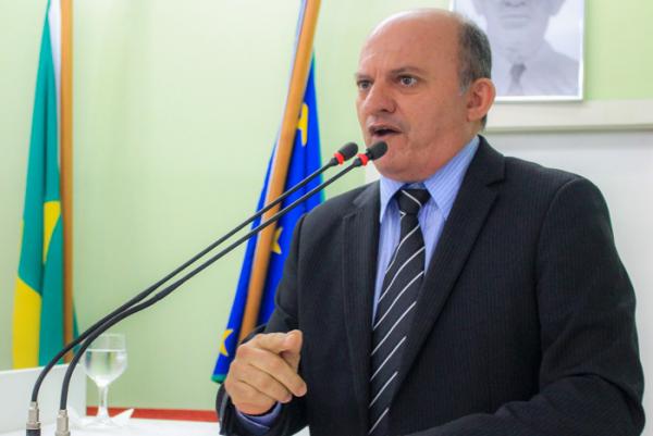 Carbrás é execrado por antigos aliados na Câmara Municipal de Parintins Carbrás é execrado por antigos aliados na Câmara Municipal de Parintins