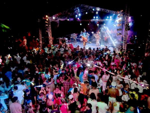 Carnaval do Kuat Clube movimentou noite de sábado com baile de máscara e concurso de fantasias
