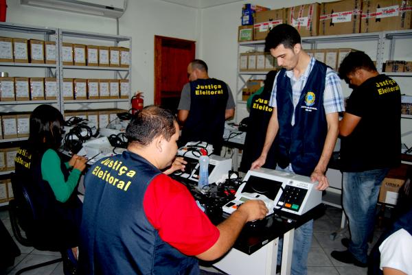 Cartório Eleitoral de Parintins prepara urnas para o pleito 2016