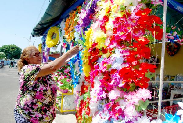 Comércio informal em Parintins no Dia de Finados não sentiu o abalo da crise 
