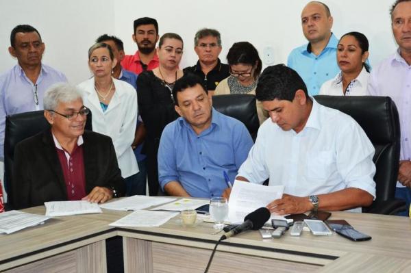 Concurso público da Prefeitura de Parintins aguarda parecer do TCE-AM e fica adiado para 2018