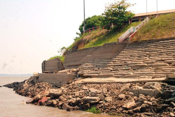 Desabamento da escadaria do Comunas é um alerta para deterioração do muro de arrimo