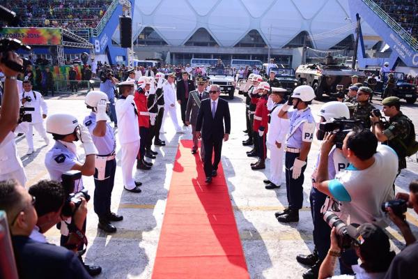 Desfile militar leva mais de 10 mil pessoas ao Sambódromo