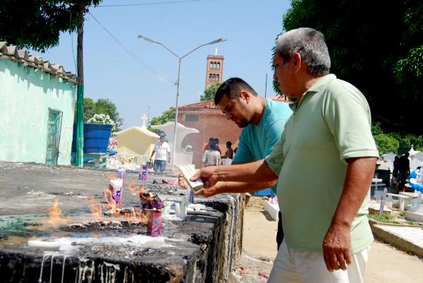 Em Parintins, visita ao cemitério no Dia de Finados começou ainda pela manhã