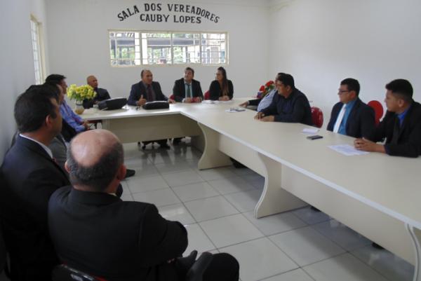 Em meio ao protesto de professores, vereadores de Parintins reúnem na Câmara de Barreirinha 