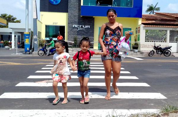 Empresários se uniram para pintar faixas de pedestres em Parintins