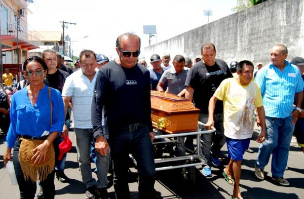 Familiares e amigos se despedem de Armando Henrique Lima, o Ganso