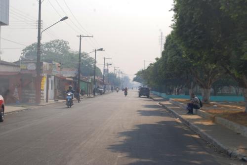 Fumaça encobre a cidade de Parintins