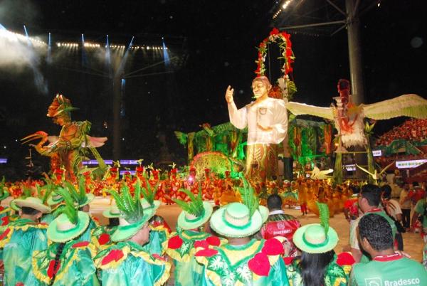 Garantido brinca de boi-bumbá e celebra o folclore amazônico no encerramento do Festival de Parintins