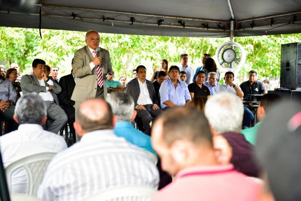 Governador José Melo entrega equipamentos agrícolas para 20 municípios